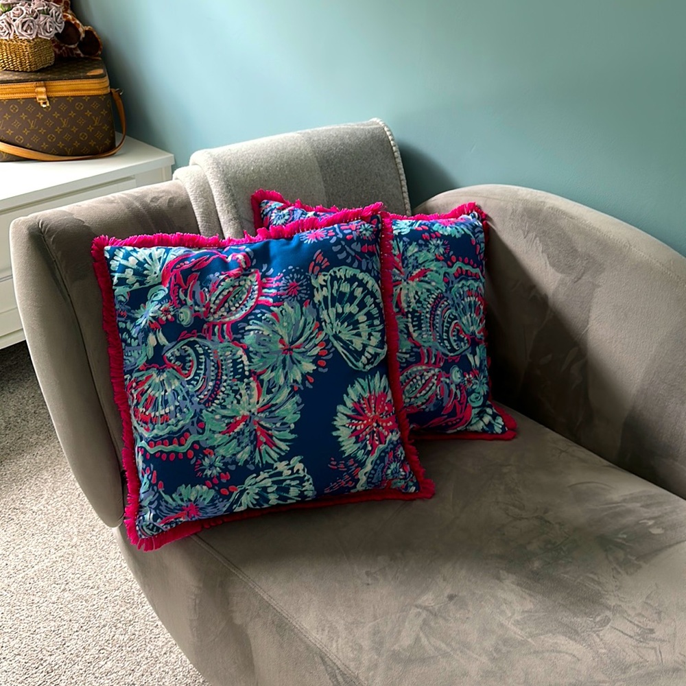 EUC Lilly Pulitzer gypsea girl pillows set of 2